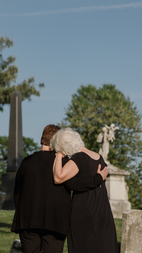 Pessoas em luto, que tem direito a pensão por morte.